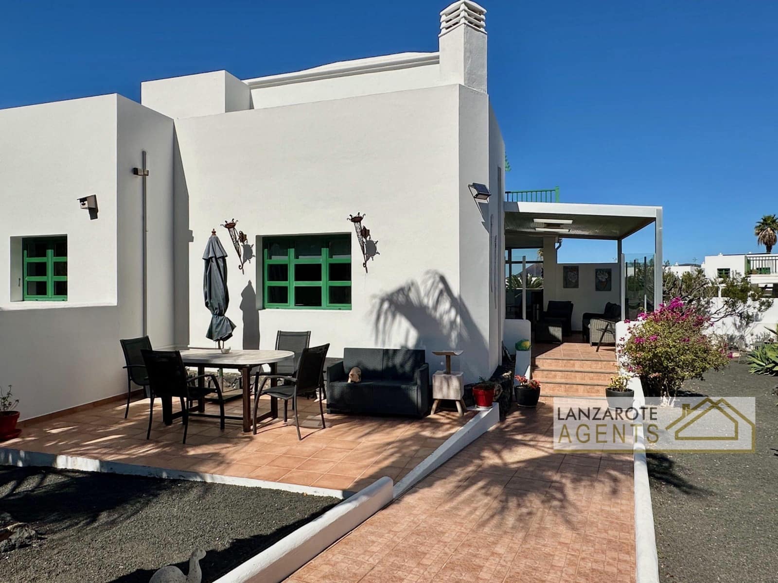 3 bedroom Villa for sale in Yaiza - € 580,000 (Ref: 9736163)