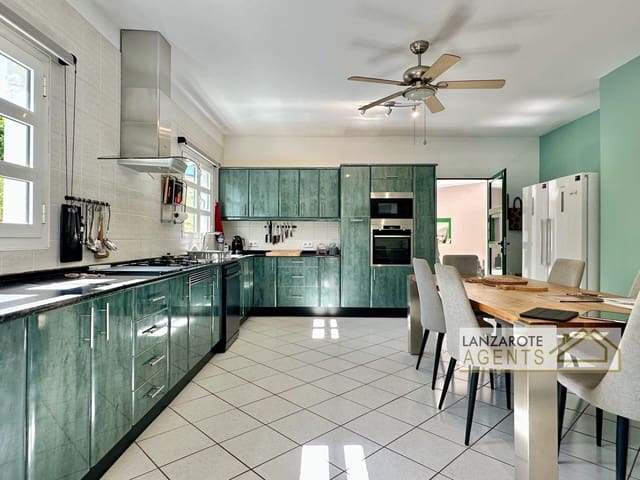 3 bedroom Villa for sale in Yaiza - € 580,000 (Ref: 9736163)