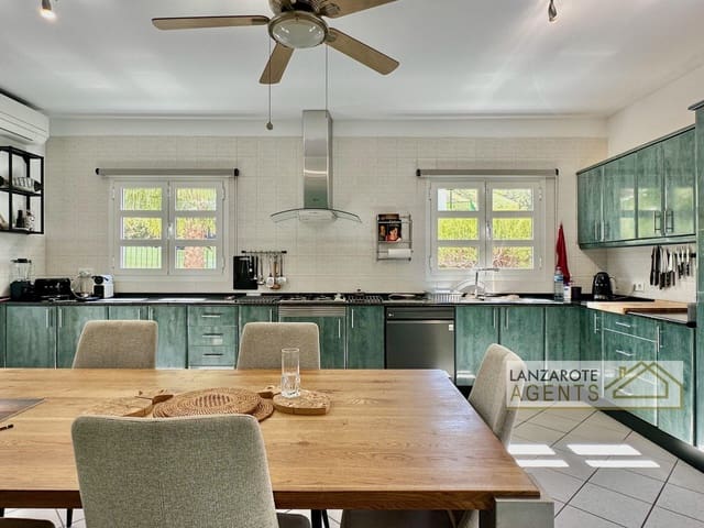 3 bedroom Villa for sale in Yaiza - € 580,000 (Ref: 9736163)