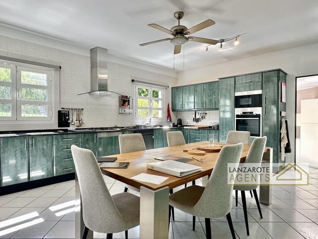 3 bedroom Villa for sale in Yaiza - € 580,000 (Ref: 9736163)