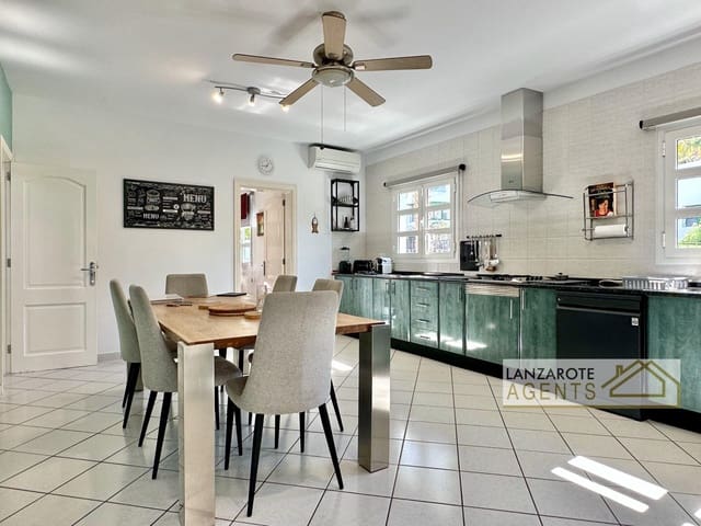 3 bedroom Villa for sale in Yaiza - € 580,000 (Ref: 9736163)