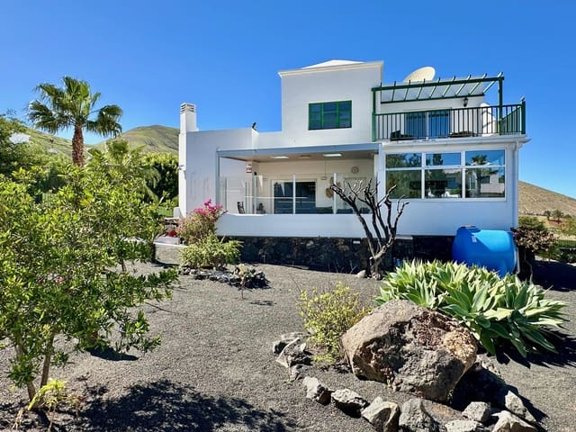 3 bedroom Villa for sale in Yaiza - € 580,000 (Ref: 9736163)