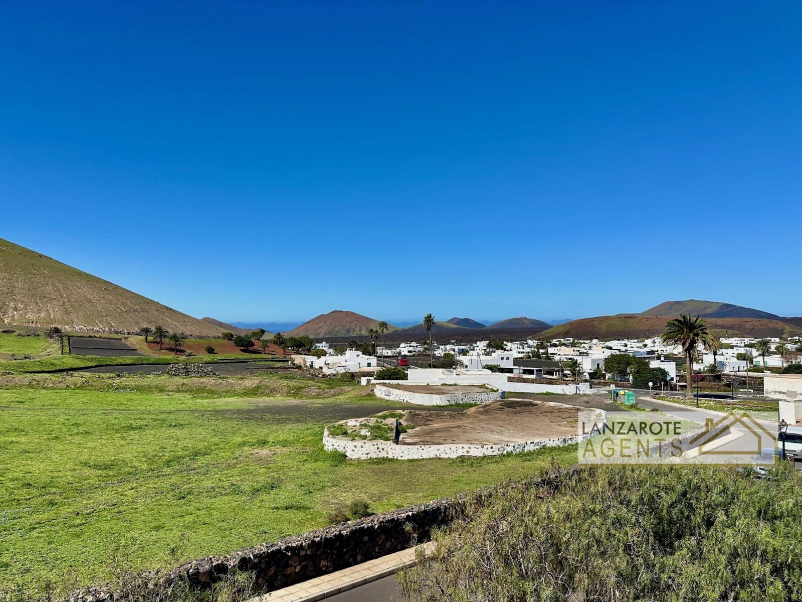 3 bedroom Villa for sale in Yaiza - € 580,000 (Ref: 9736163)