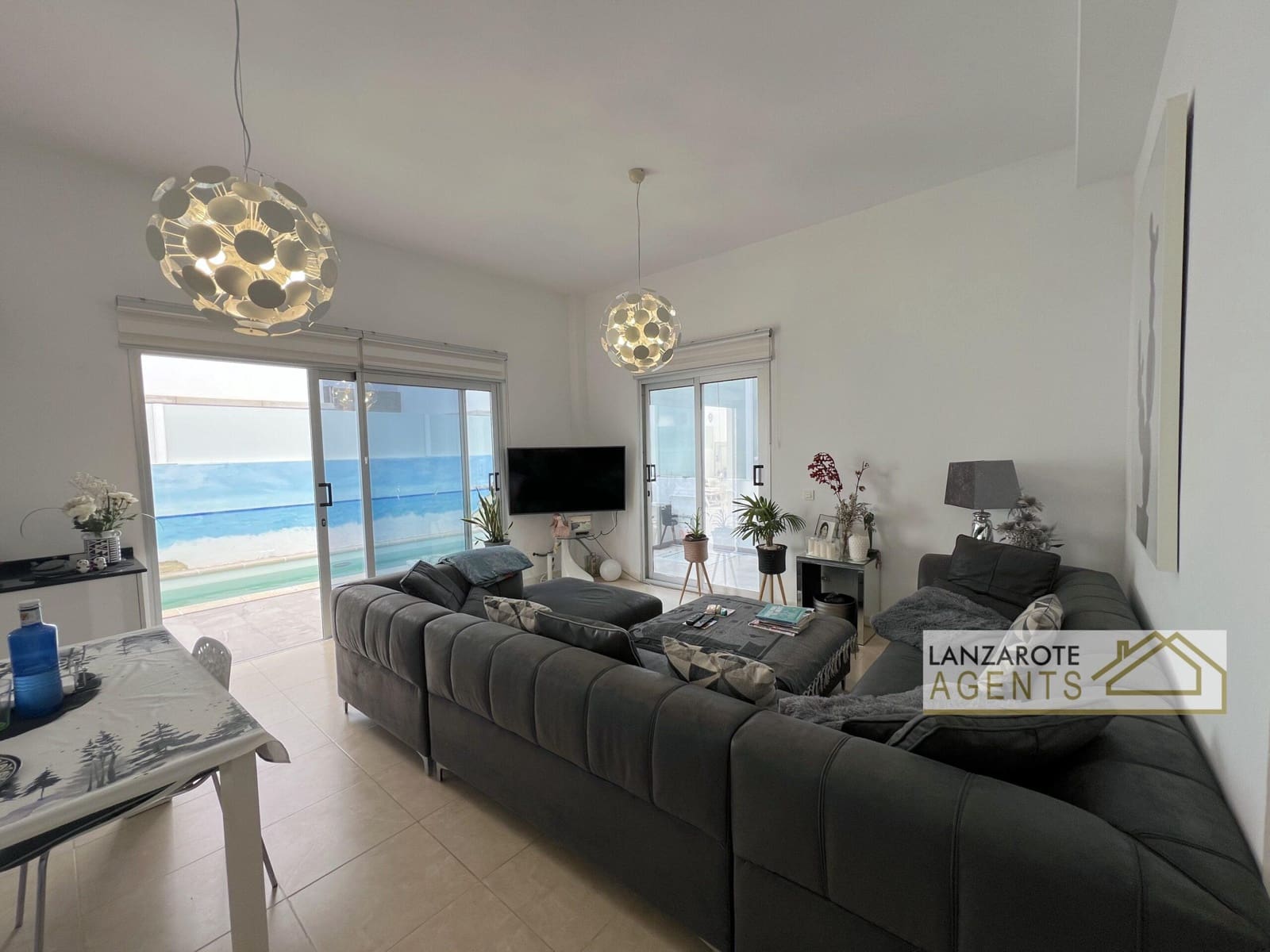 3 bedroom Villa for sale in Playa Blanca with pool - € 465,000 (Ref: 9770987)