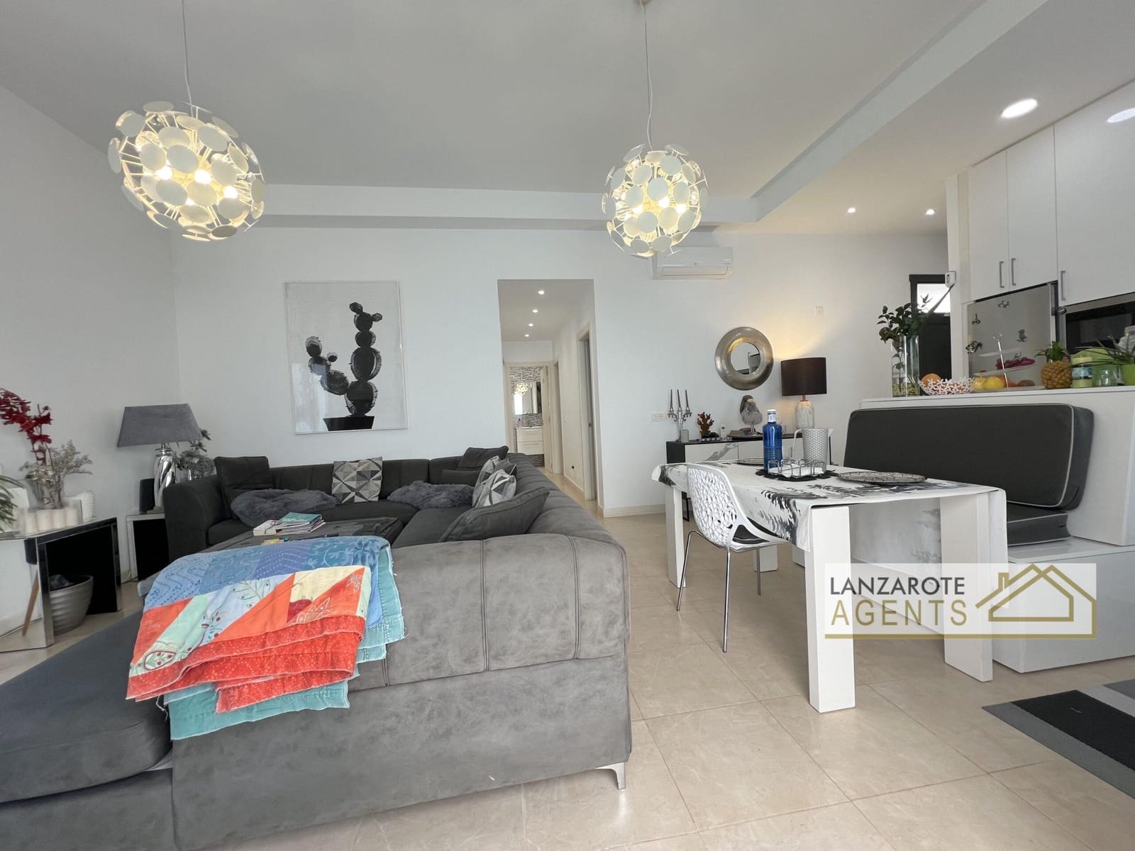 3 bedroom Villa for sale in Playa Blanca with pool - € 465,000 (Ref: 9770987)