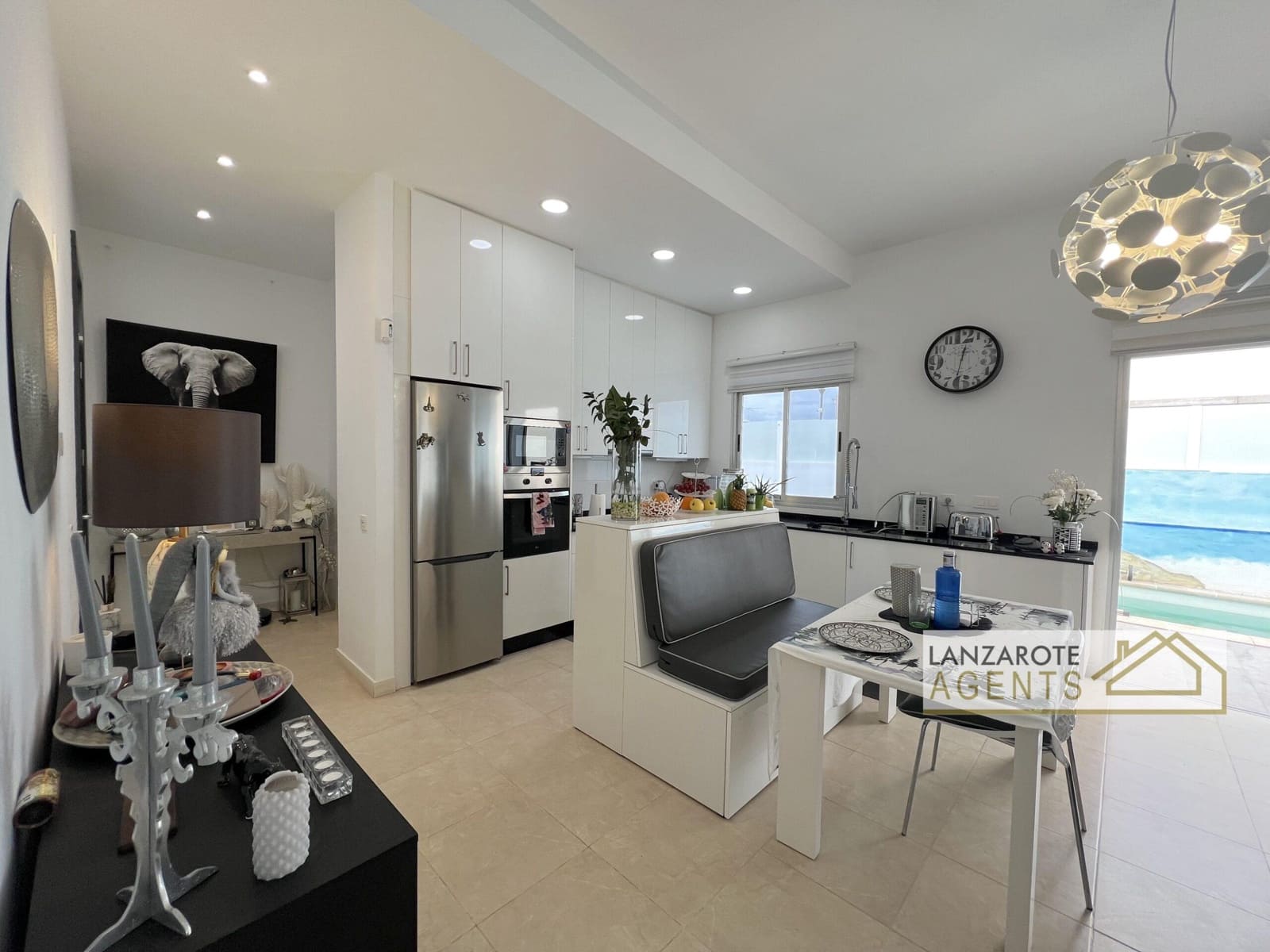 3 bedroom Villa for sale in Playa Blanca with pool - € 465,000 (Ref: 9770987)