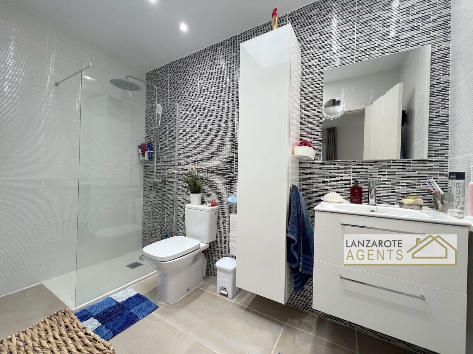 3 bedroom Villa for sale in Playa Blanca with pool - € 465,000 (Ref: 9770987)