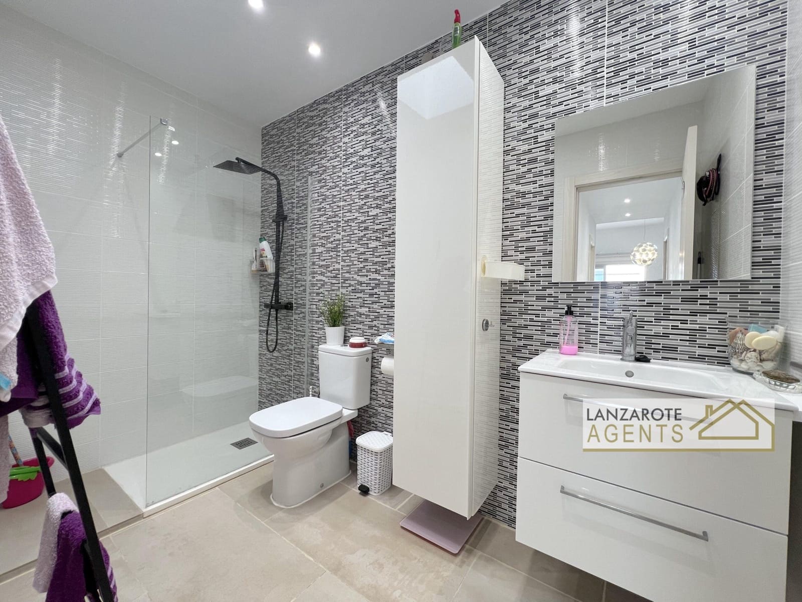 3 bedroom Villa for sale in Playa Blanca with pool - € 465,000 (Ref: 9770987)