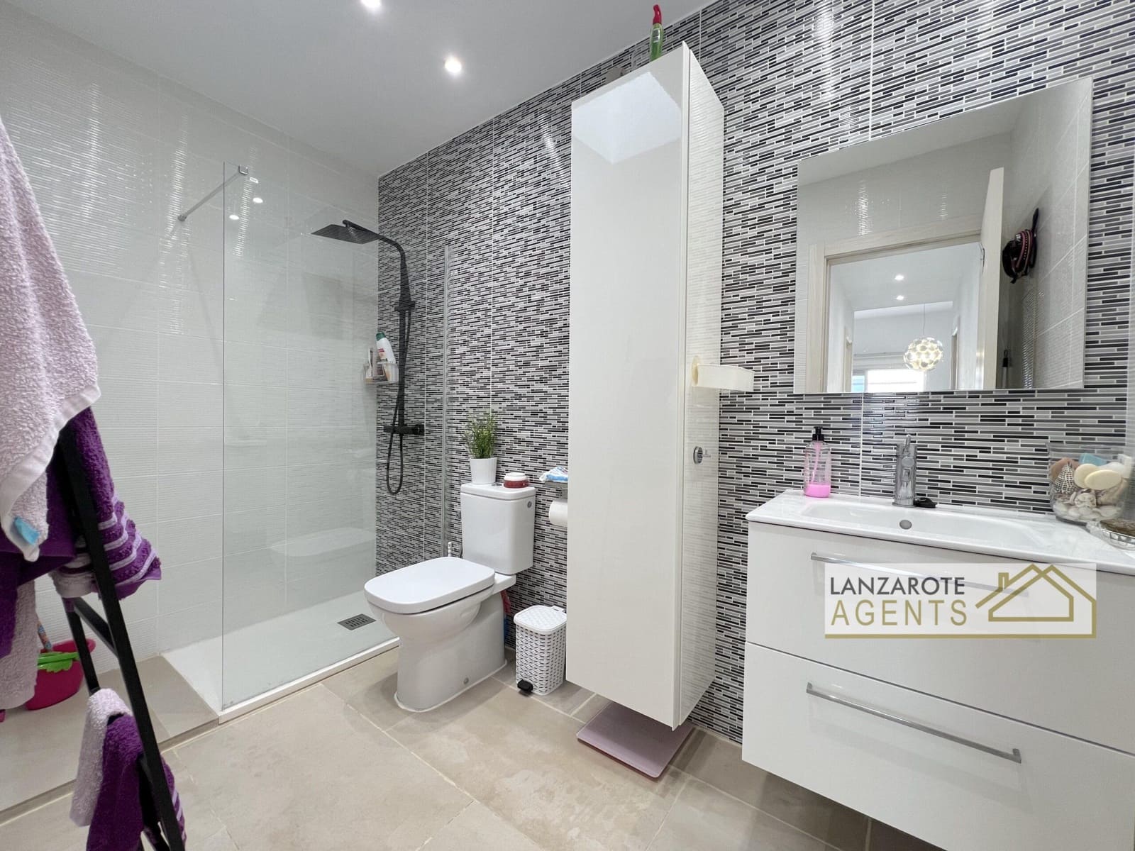 3 bedroom Villa for sale in Playa Blanca with pool - € 465,000 (Ref: 9770987)