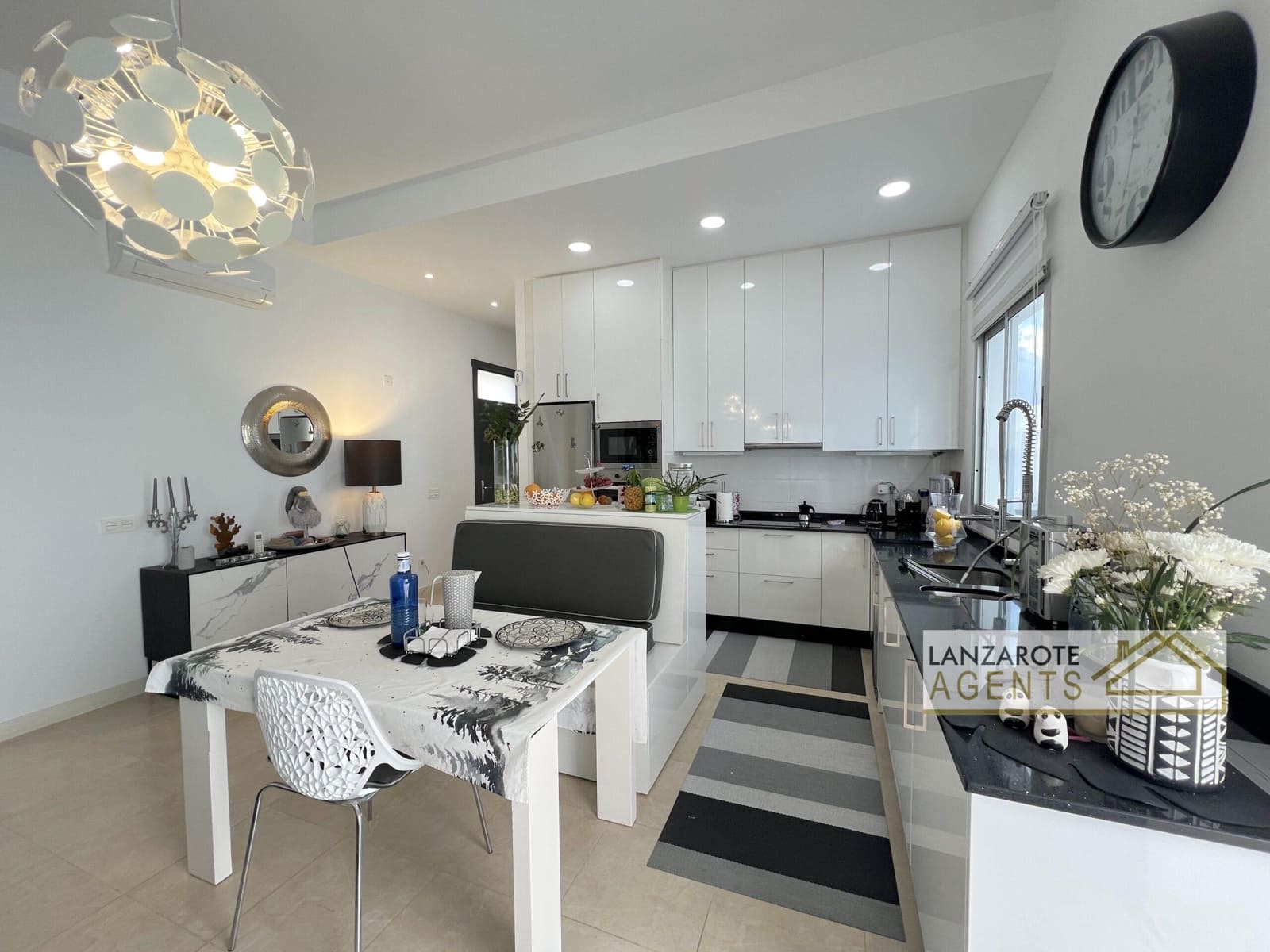 3 soveværelse Villa til salg i Playa Blanca med swimmingpool - € 465.000 (Ref: 9770987)