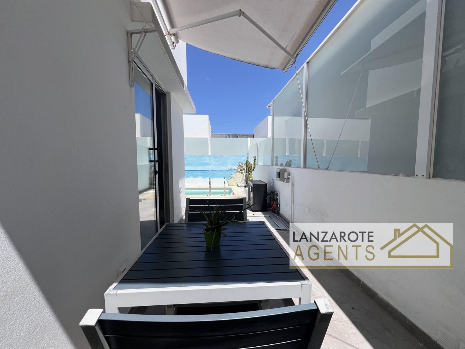 3 soveværelse Villa til salg i Playa Blanca med swimmingpool - € 465.000 (Ref: 9770987)