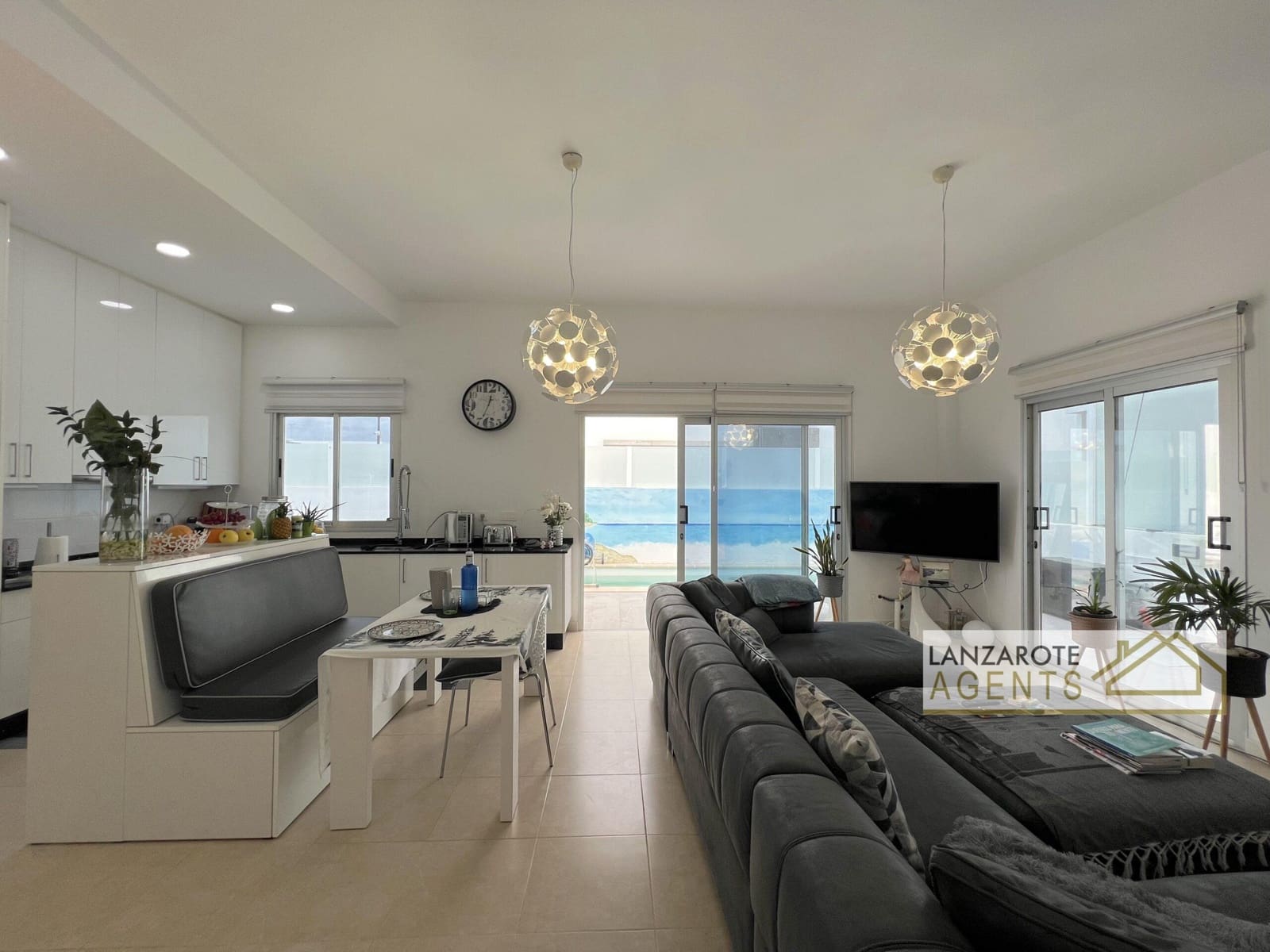 3 soveværelse Villa til salg i Playa Blanca med swimmingpool - € 465.000 (Ref: 9770987)