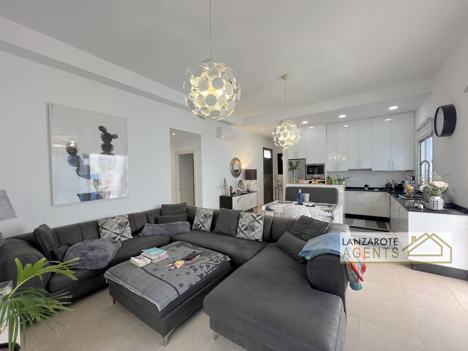 3 soveværelse Villa til salg i Playa Blanca med swimmingpool - € 465.000 (Ref: 9770987)