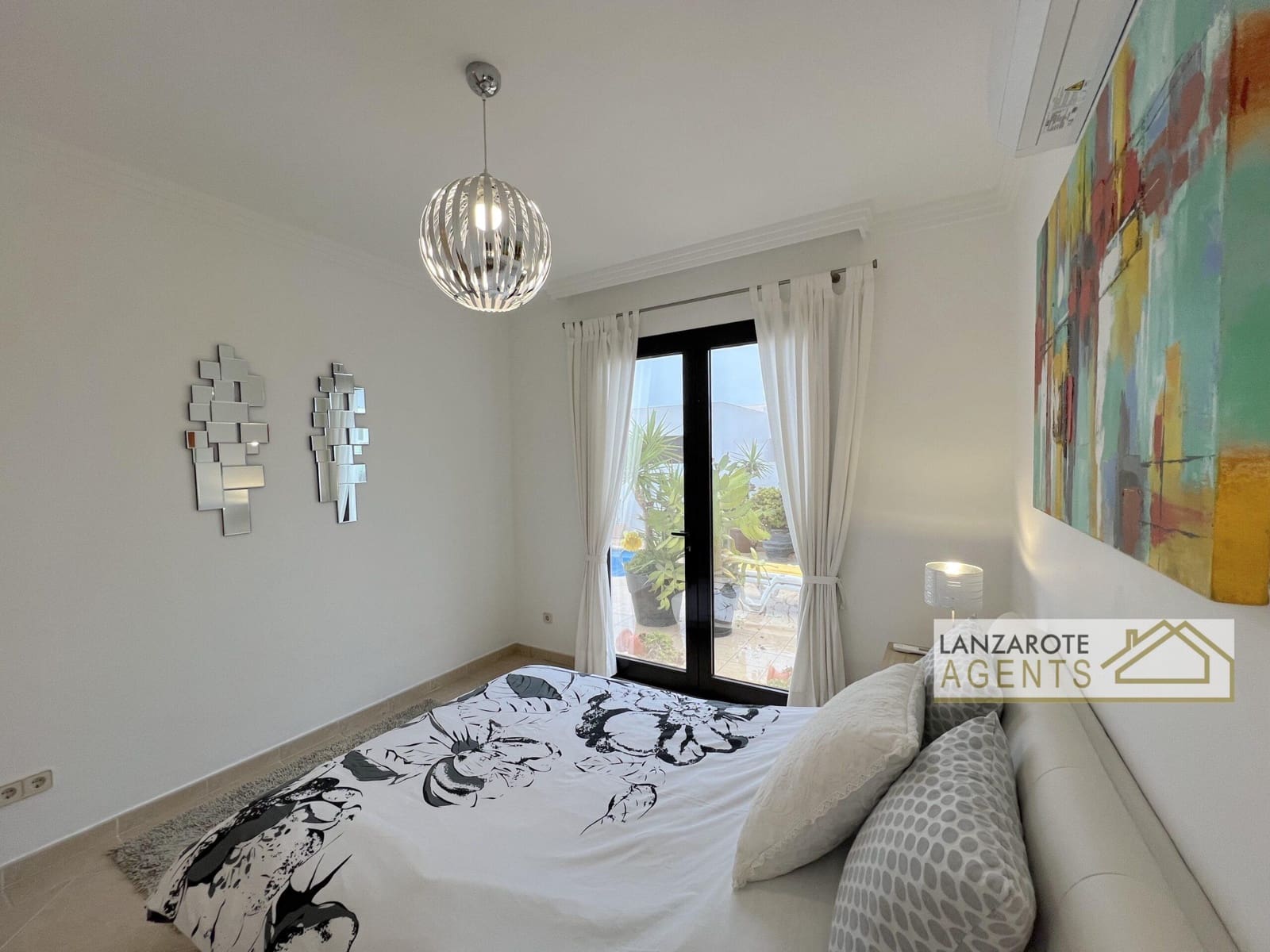 3 slaapkamer Villa te koop in Playa Blanca met zwembad - € 499.000 (Ref: 9775936)