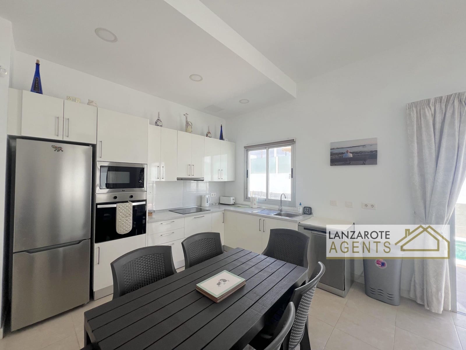 3 bedroom Villa for sale in Playa Blanca with pool - € 395,000 (Ref: 9781394)