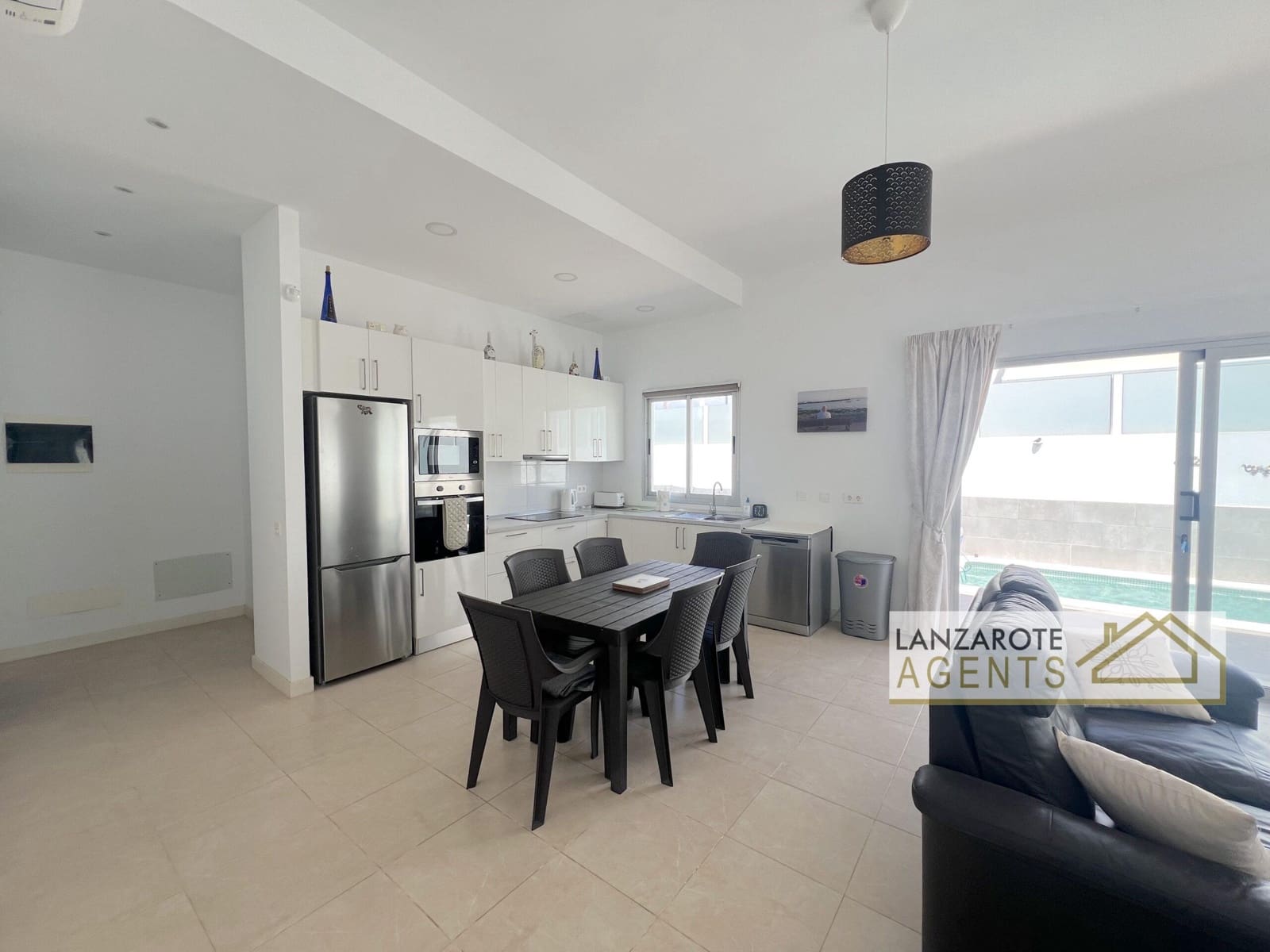 3 bedroom Villa for sale in Playa Blanca with pool - € 395,000 (Ref: 9781394)