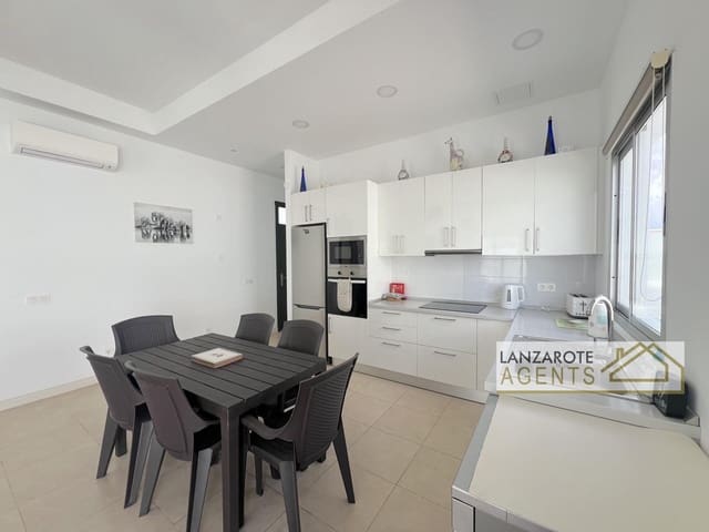 Chalet de 3 habitaciones en Playa Blanca, Yaiza en venta con piscina - 395.000 € (Ref: 9781394)