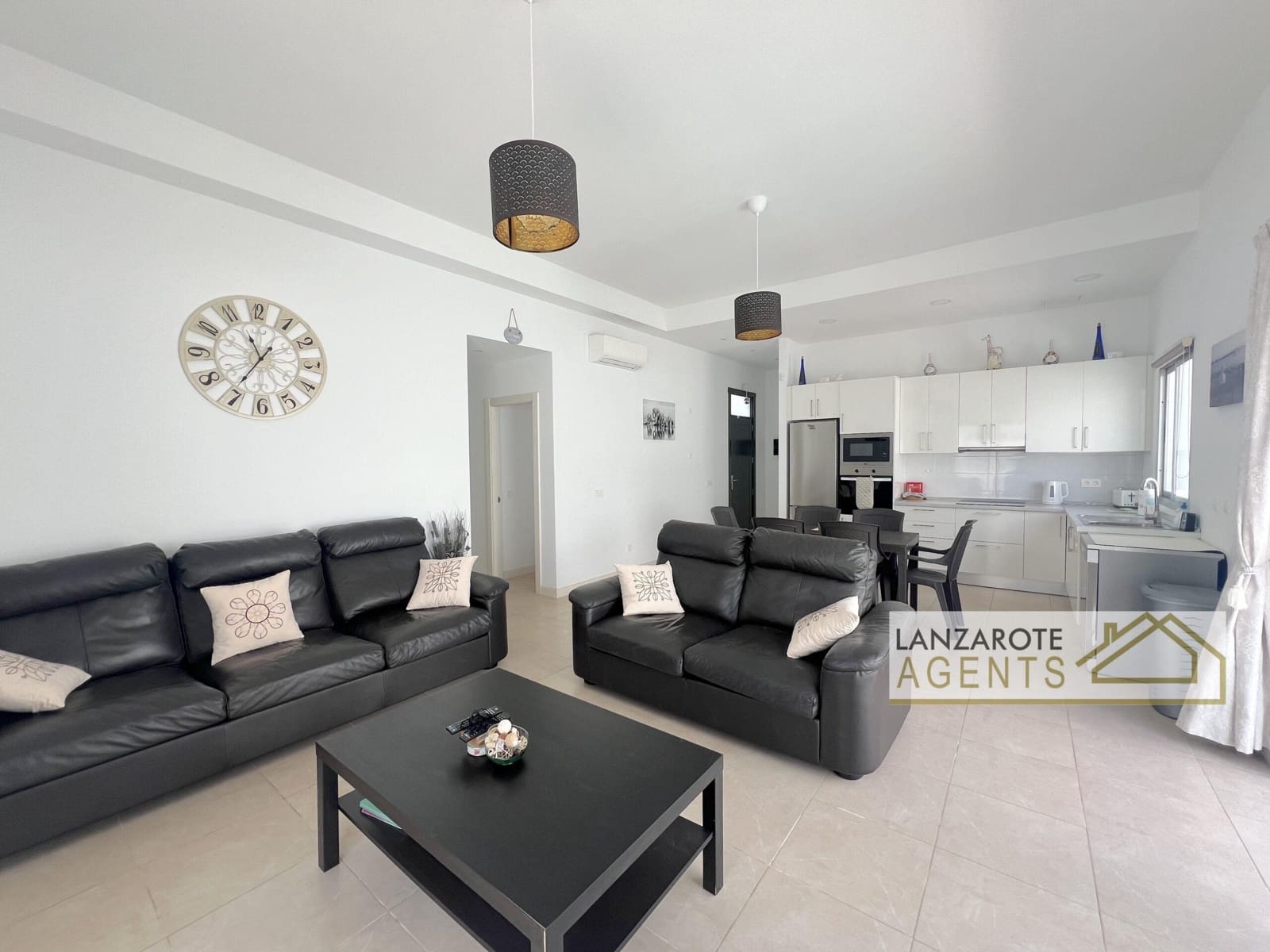 3 bedroom Villa for sale in Playa Blanca with pool - € 395,000 (Ref: 9781394)