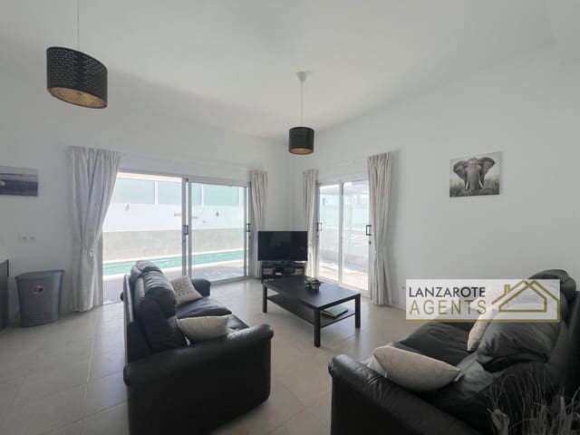 Chalet de 3 habitaciones en Playa Blanca, Yaiza en venta con piscina - 395.000 € (Ref: 9781394)