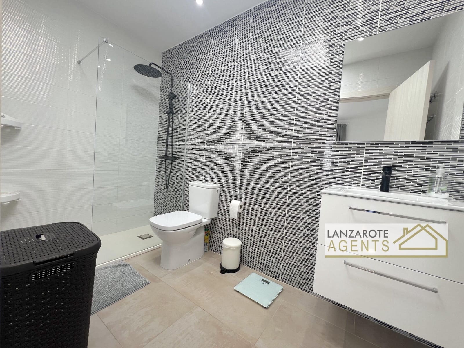 3 bedroom Villa for sale in Playa Blanca with pool - € 395,000 (Ref: 9781394)