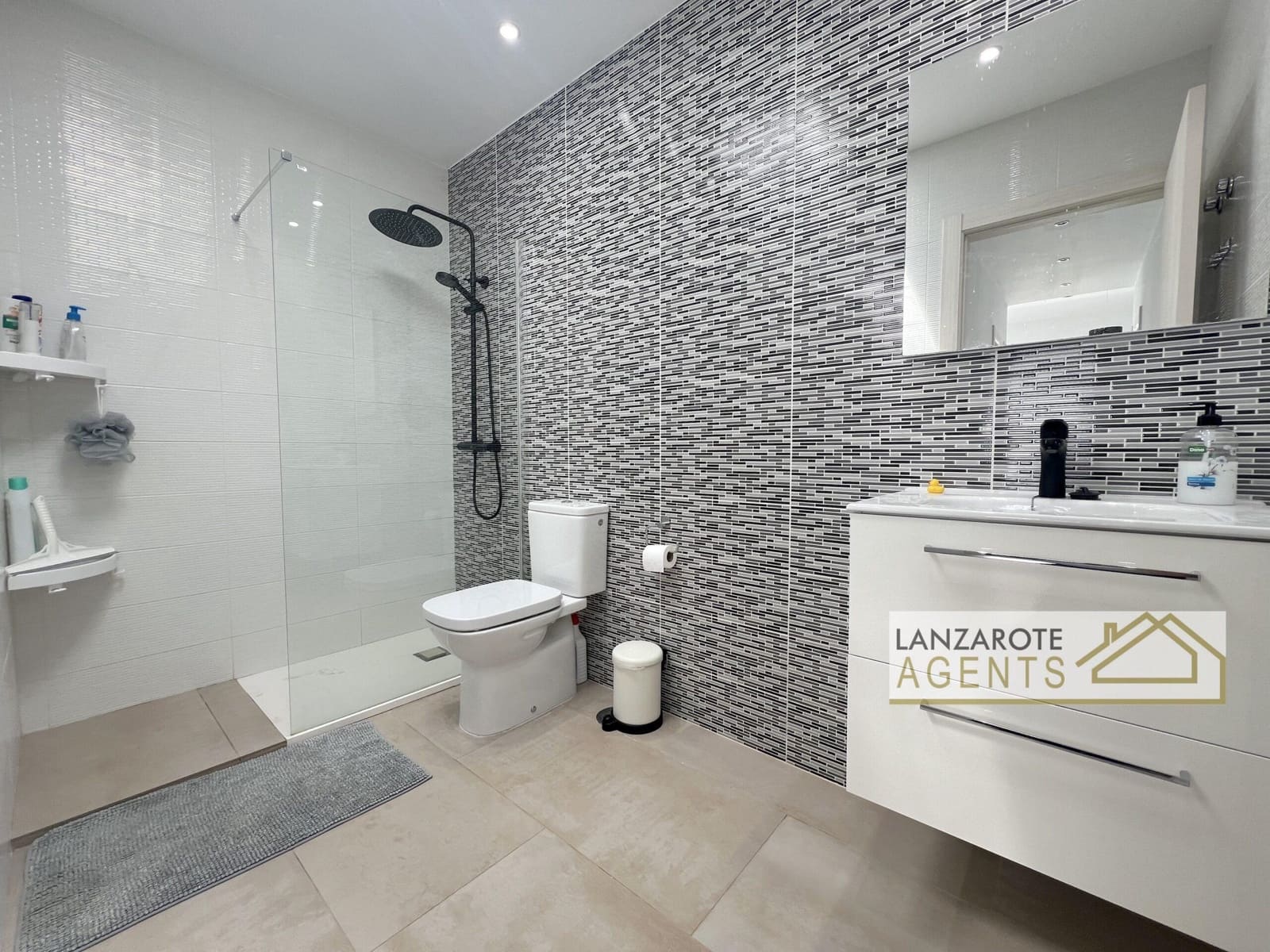 3 bedroom Villa for sale in Playa Blanca with pool - € 395,000 (Ref: 9781394)