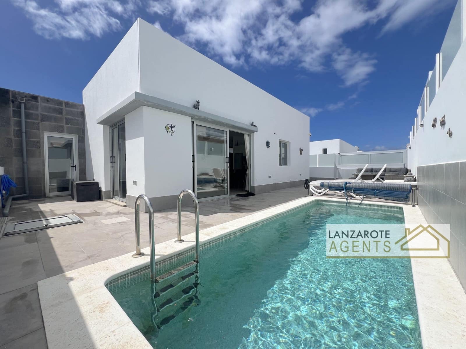 3 sovrum Villa till salu i Playa Blanca med pool - 390 000 € (Ref: 9781394)