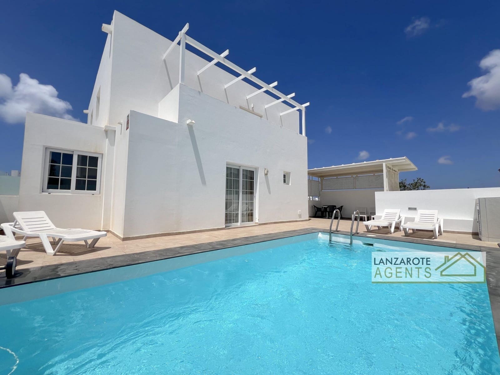 2 slaapkamer Villa te koop in Playa Blanca met garage - € 450.000 (Ref: 9793366)