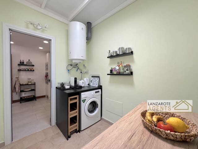 2 slaapkamer Villa te koop in Playa Blanca, Yaiza met garage - € 450.000 (Ref: 9793366)