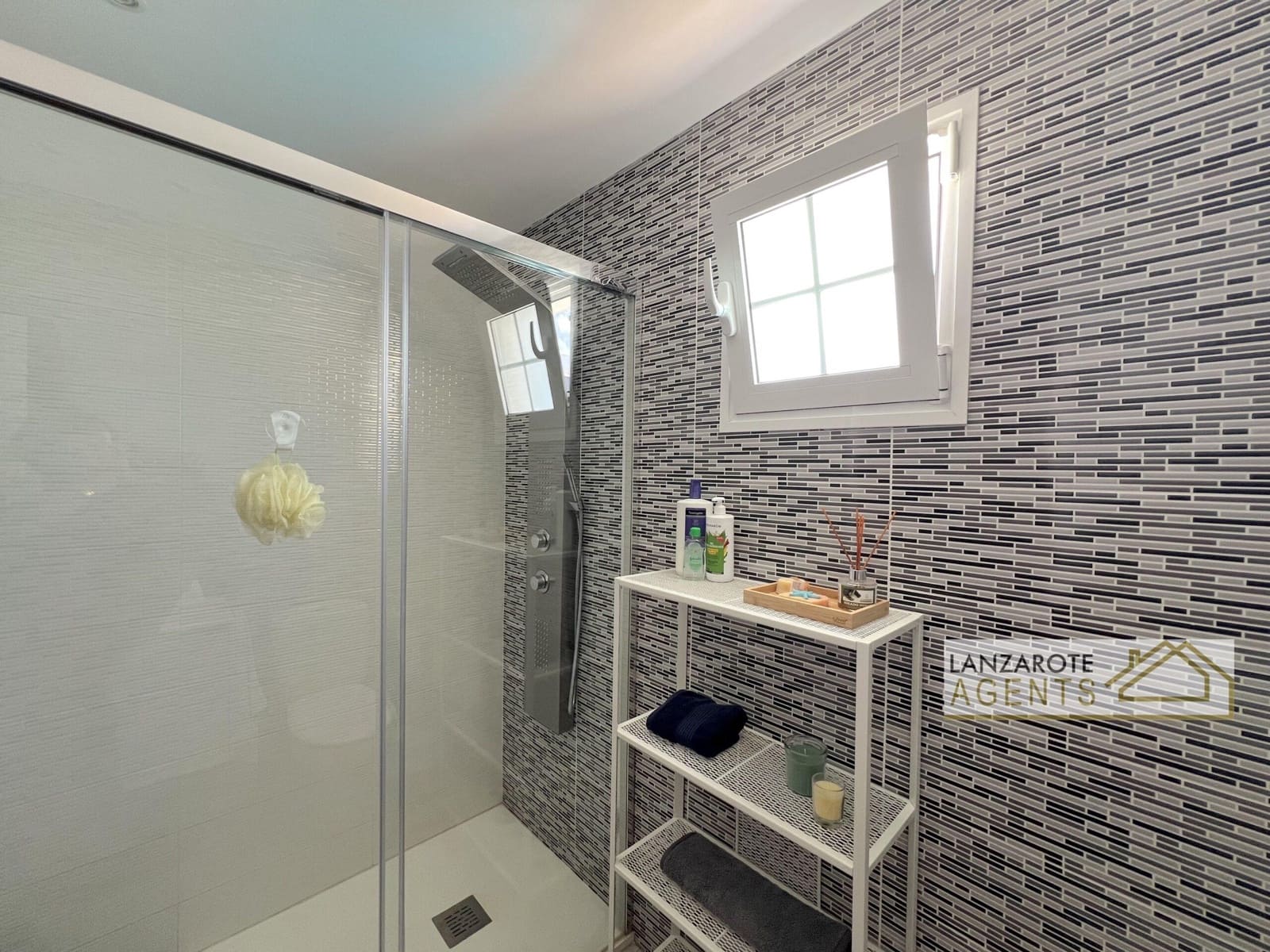 2 slaapkamer Villa te koop in Playa Blanca met garage - € 450.000 (Ref: 9793366)