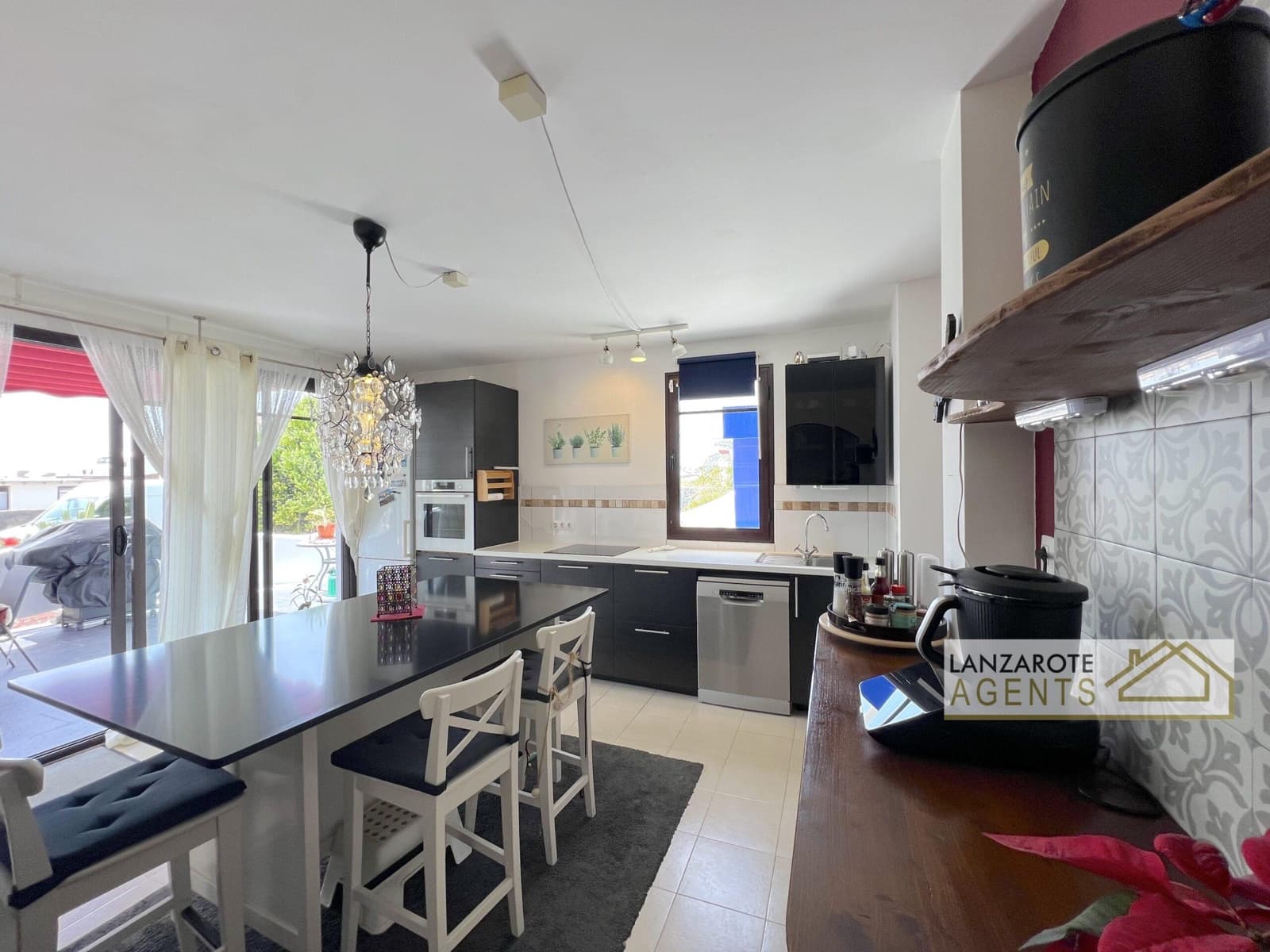 3 bedroom Villa for sale in Playa Blanca with garage - € 550,000 (Ref: 9795328)