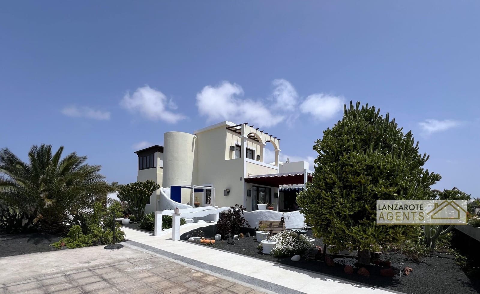 3 bedroom Villa for sale in Playa Blanca with garage - € 550,000 (Ref: 9795328)