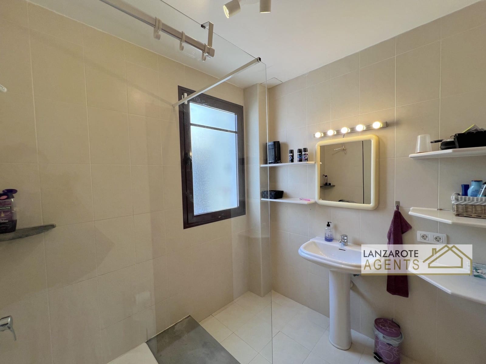 3 bedroom Villa for sale in Playa Blanca with garage - € 550,000 (Ref: 9795328)