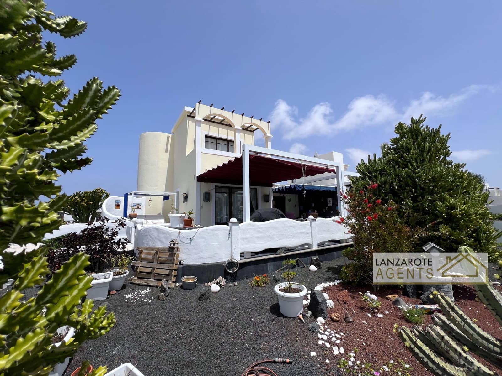 3 bedroom Villa for sale in Playa Blanca with garage - € 550,000 (Ref: 9795328)