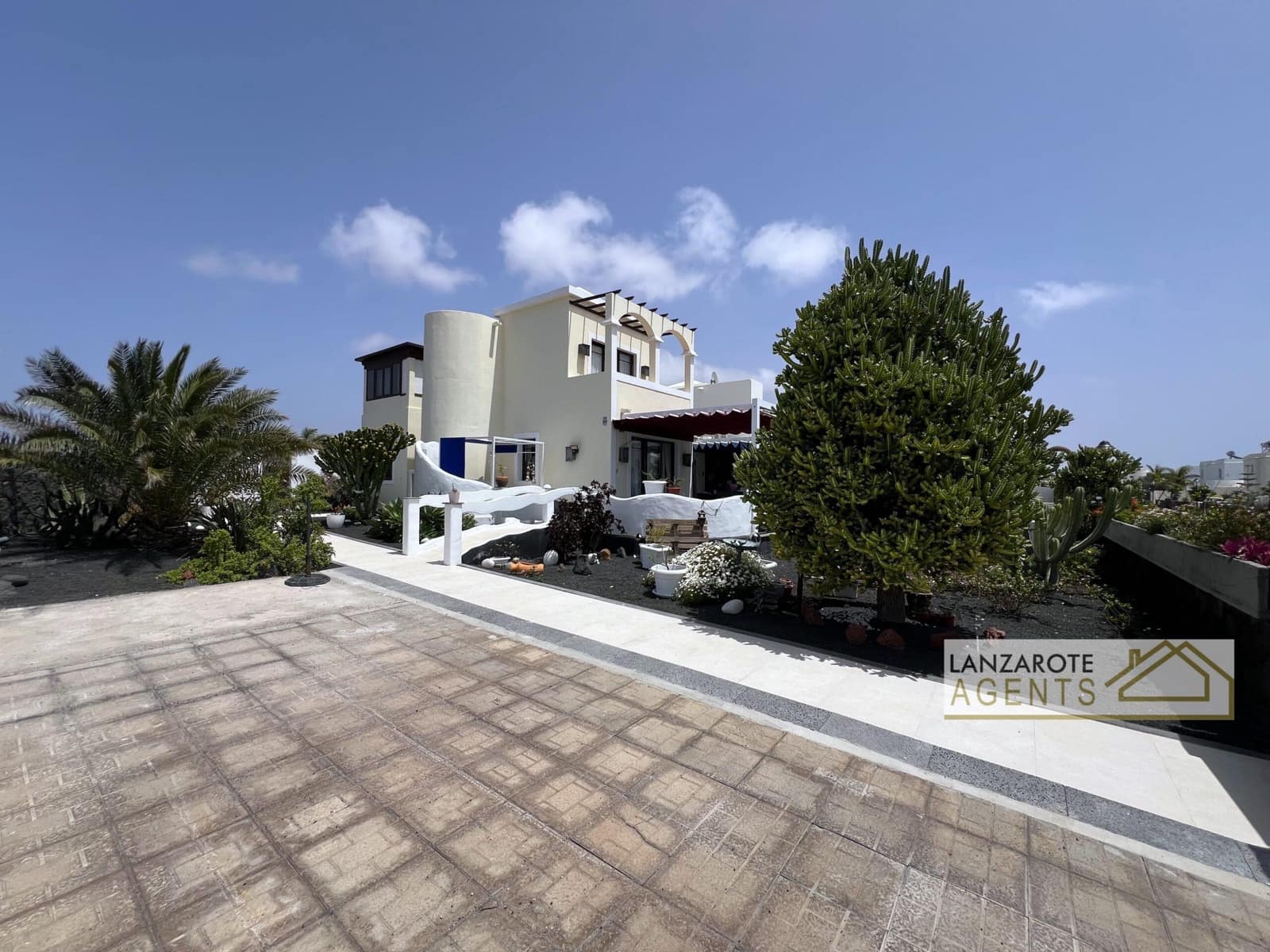 3 bedroom Villa for sale in Playa Blanca with garage - € 550,000 (Ref: 9795328)