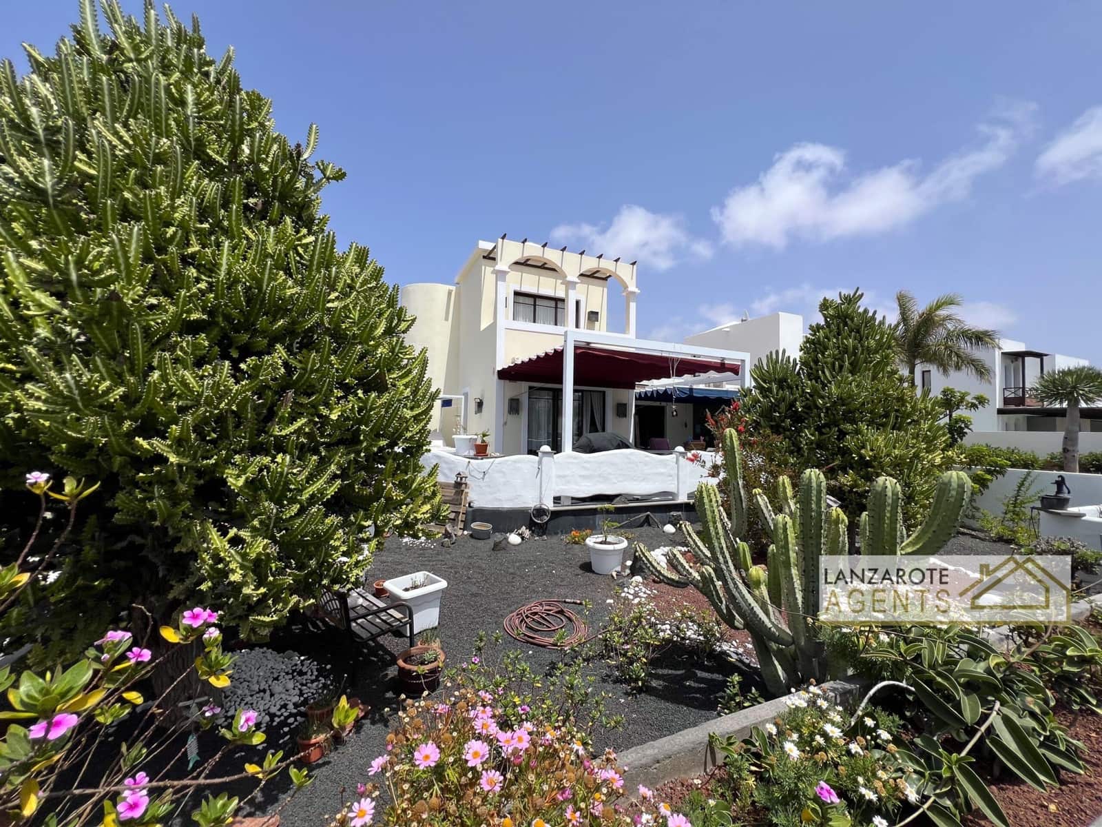 3 bedroom Villa for sale in Playa Blanca with garage - € 550,000 (Ref: 9795328)