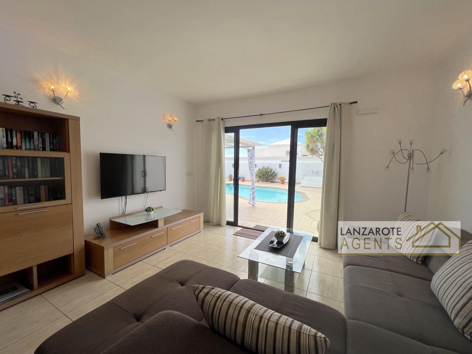 3 bedroom Villa for sale in Playa Blanca with pool - € 495,000 (Ref: 9838273)