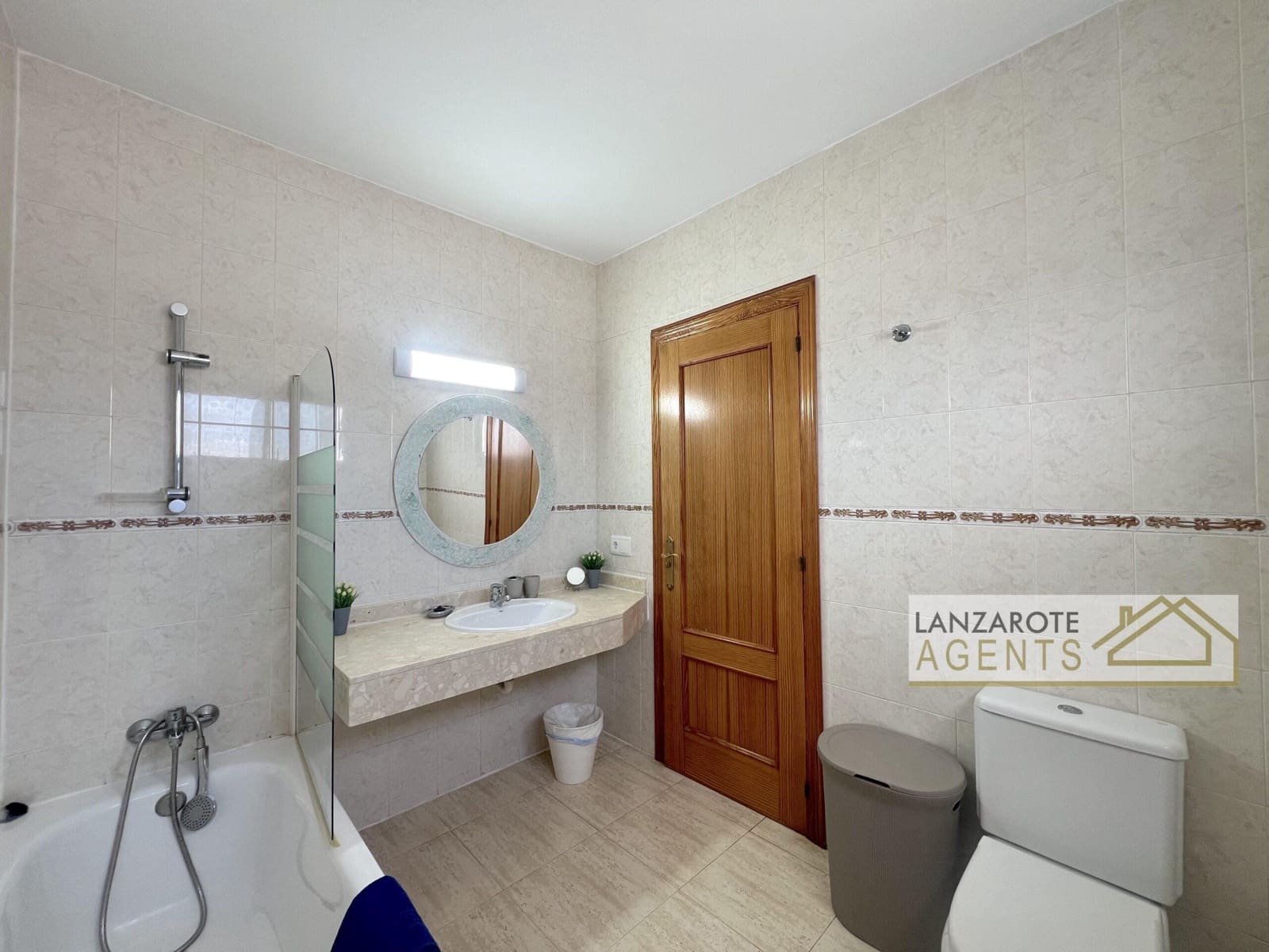 3 bedroom Villa for sale in Playa Blanca with pool - € 495,000 (Ref: 9838273)