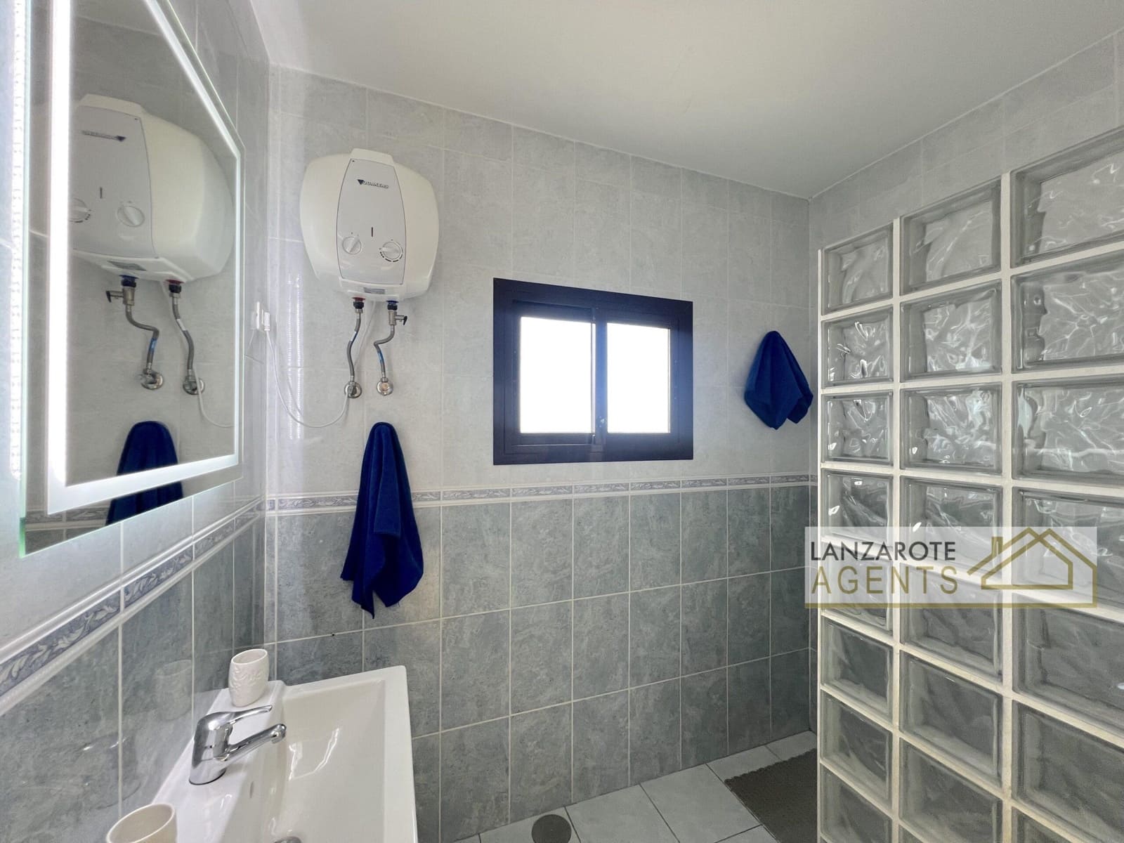 3 bedroom Villa for sale in Playa Blanca with pool - € 495,000 (Ref: 9838273)