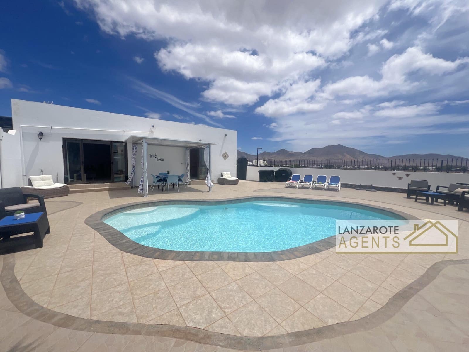3 bedroom Villa for sale in Playa Blanca with pool - € 495,000 (Ref: 9838273)