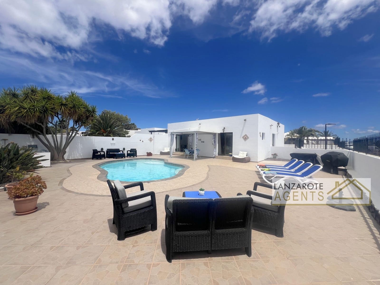 3 bedroom Villa for sale in Playa Blanca with pool - € 495,000 (Ref: 9838273)