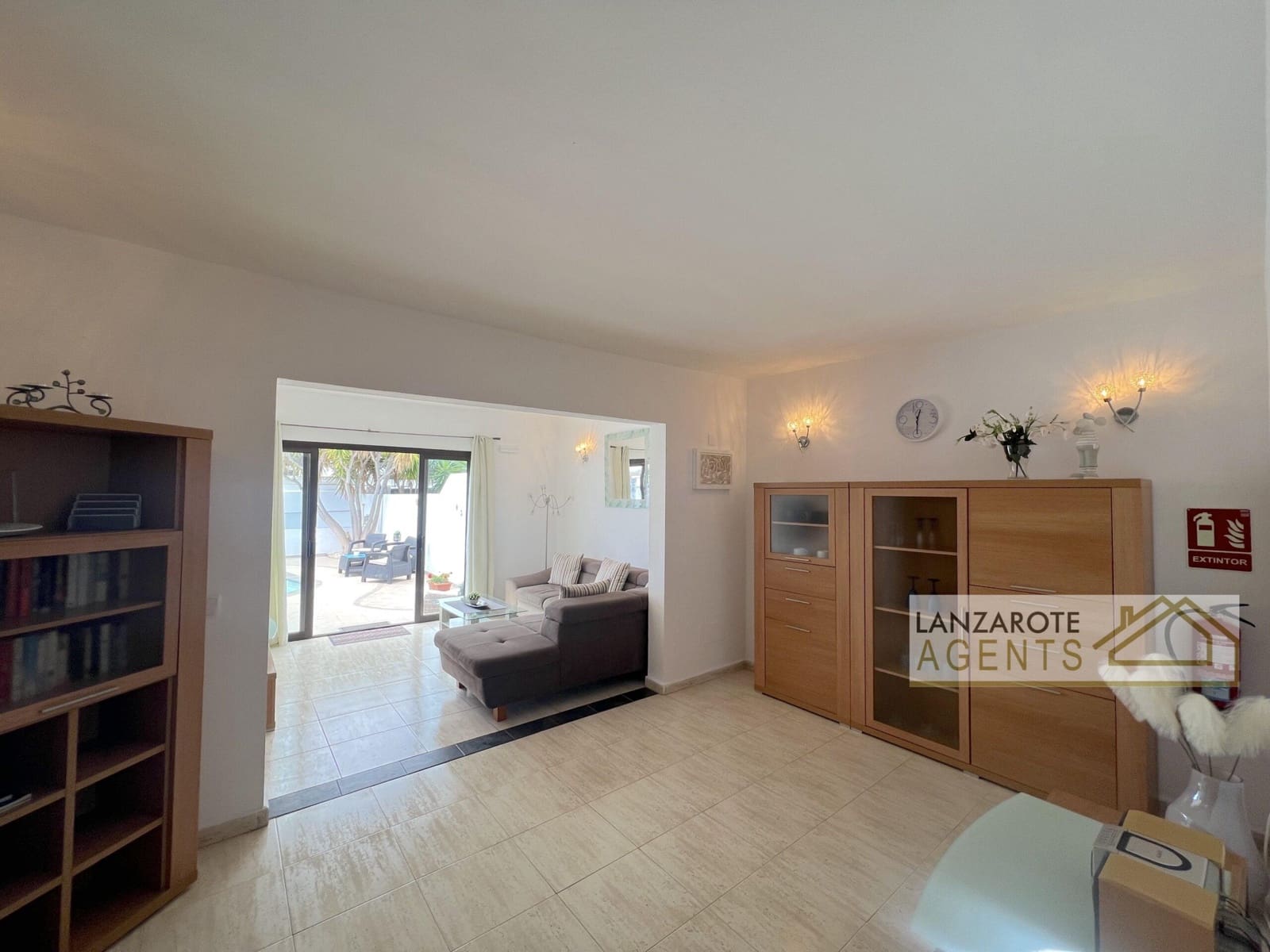 3 bedroom Villa for sale in Playa Blanca with pool - € 495,000 (Ref: 9838273)