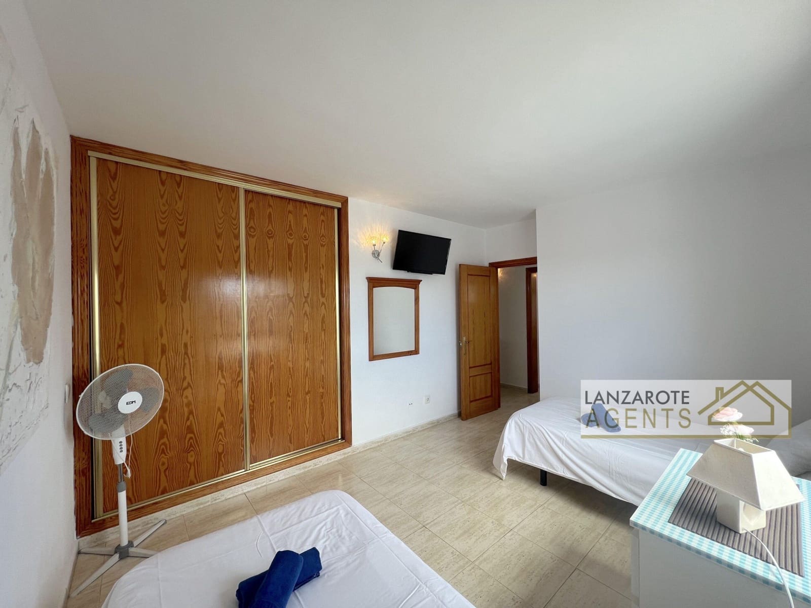 3 bedroom Villa for sale in Playa Blanca with pool - € 495,000 (Ref: 9838273)