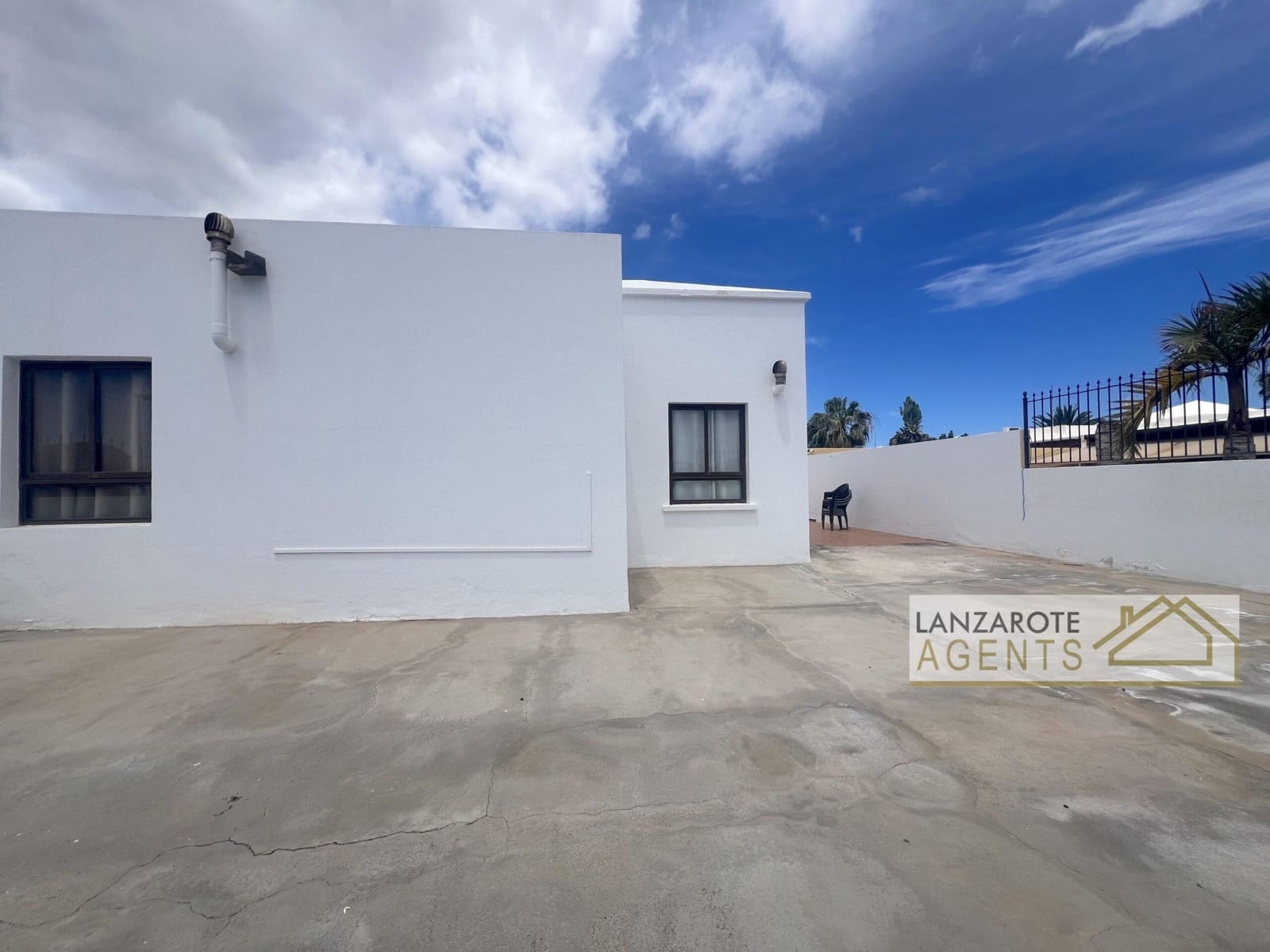 3 bedroom Villa for sale in Playa Blanca with pool - € 495,000 (Ref: 9838273)
