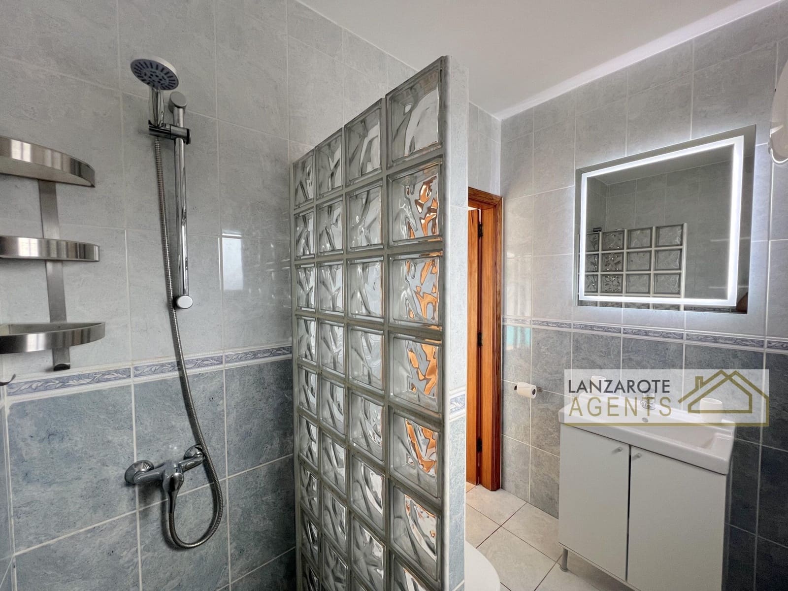 3 bedroom Villa for sale in Playa Blanca with pool - € 495,000 (Ref: 9838273)