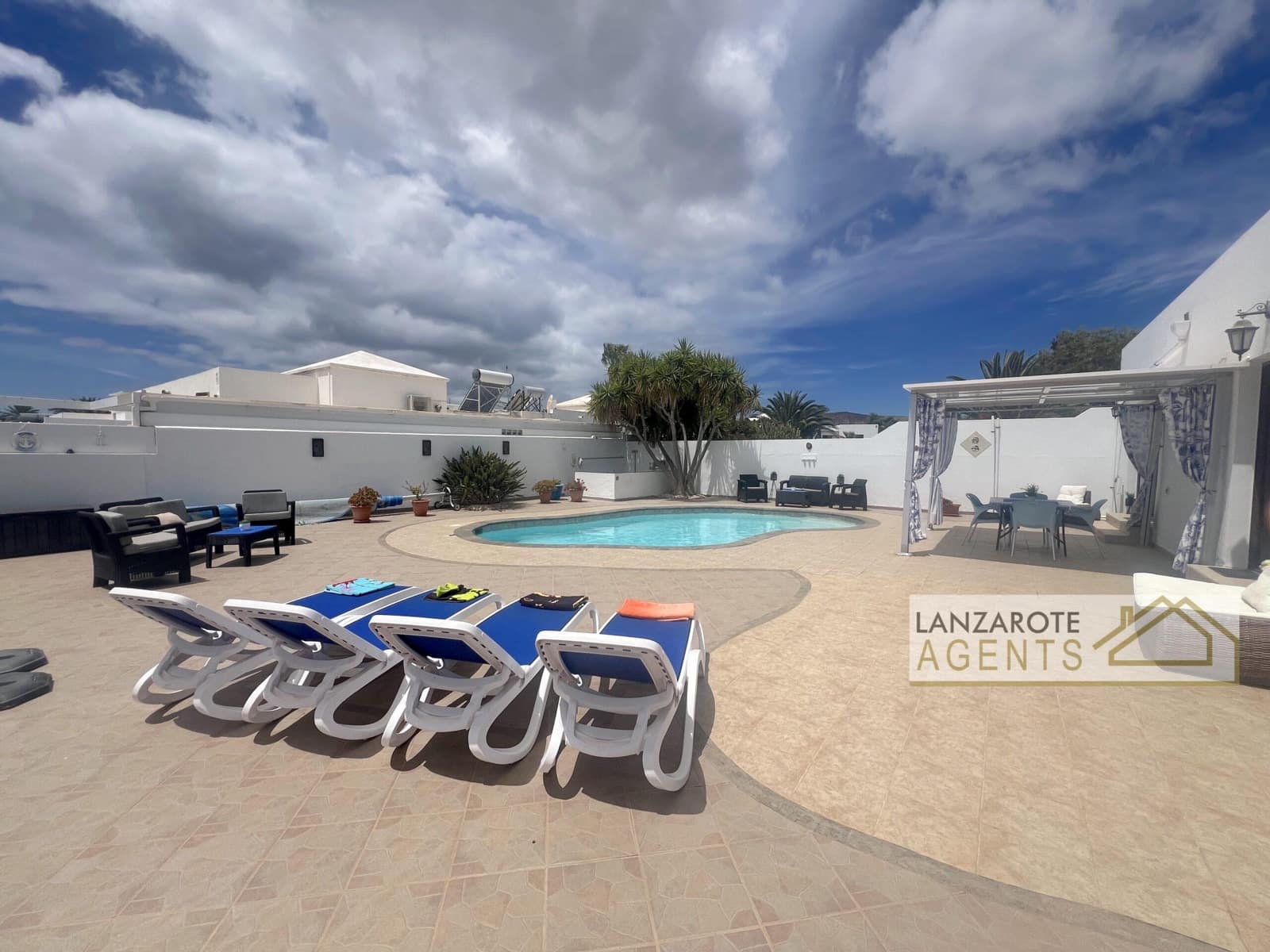 3 bedroom Villa for sale in Playa Blanca with pool - € 495,000 (Ref: 9838273)