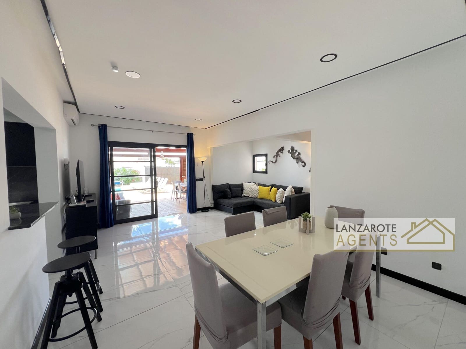 3 bedroom Villa for sale in Playa Blanca with pool - € 570,000 (Ref: 9839843)