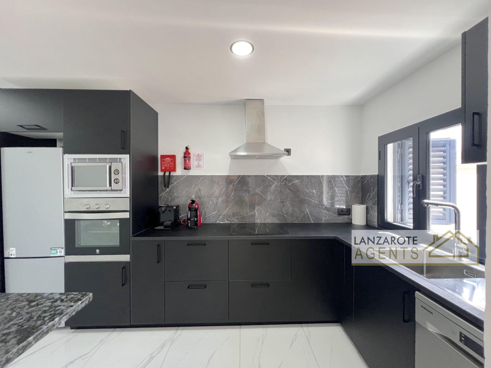 3 bedroom Villa for sale in Playa Blanca with pool - € 570,000 (Ref: 9839843)