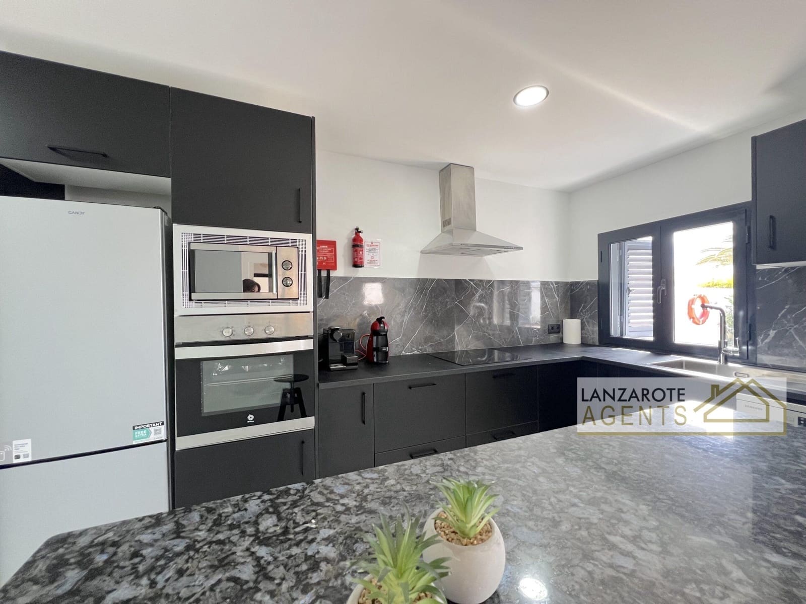 3 bedroom Villa for sale in Playa Blanca with pool - € 570,000 (Ref: 9839843)
