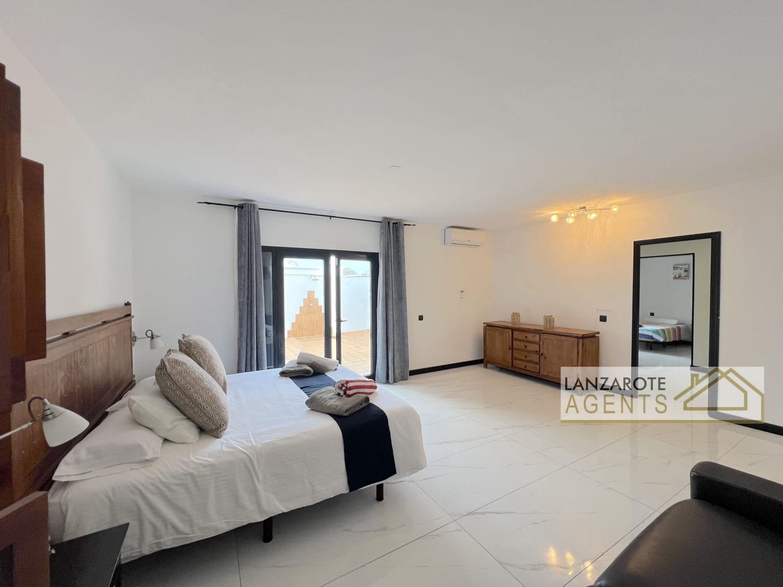 3 bedroom Villa for sale in Playa Blanca with pool - € 570,000 (Ref: 9839843)