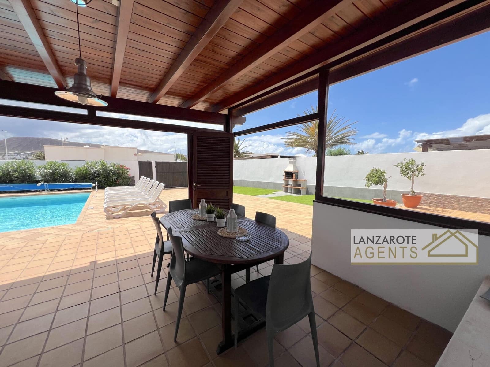 3 bedroom Villa for sale in Playa Blanca with pool - € 570,000 (Ref: 9839843)